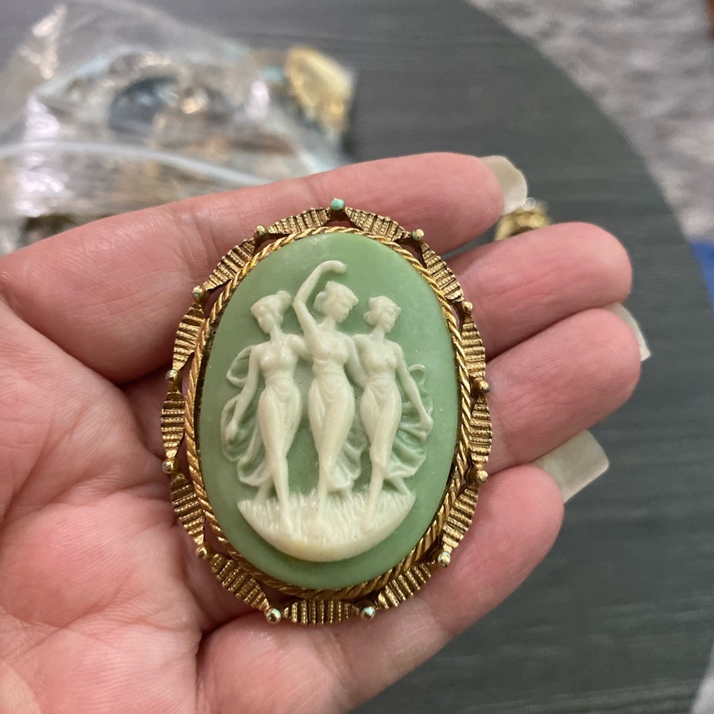 Green risen Cameo Three Graces Brooch Pendant - Gold Tone Frame